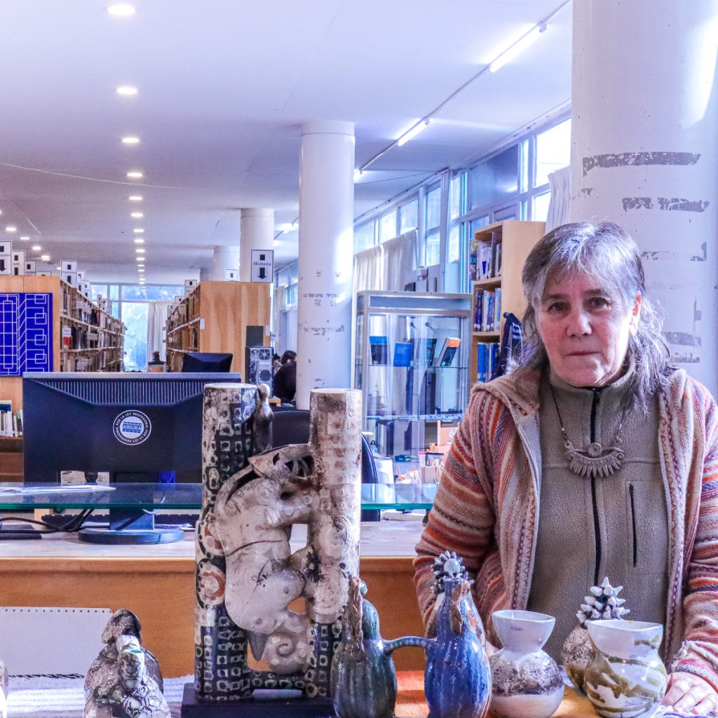 La artista y escultora Laura Lorenzo posando junto a una serie de cerámicas sonoras